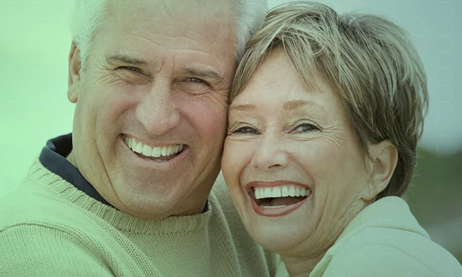 Paciente feliz após implante dentário